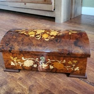 Bombay Jewelry Music Box
